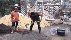 Peduli Sesama, Babinsa Koramil 0826-07 Pegantenan Bantu Pengerjaan Pembangunan Rumah Warga