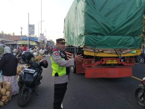 Polisi Ketok di Pasar Gedang Ranuyoso: Upaya Polsek Jaga Tertib Lalin dan Cegah Uang Palsu