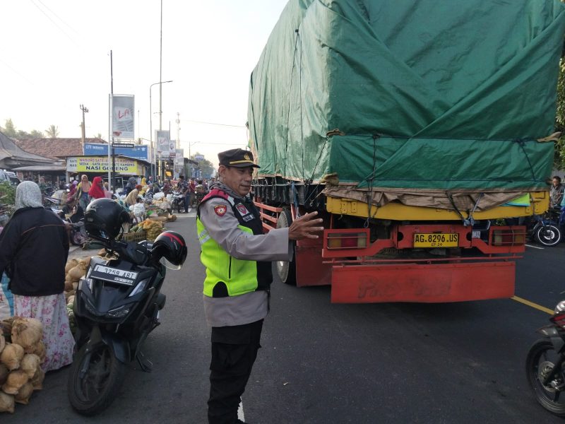 Polisi Ketok di Pasar Gedang Ranuyoso: Upaya Polsek Jaga Tertib Lalin dan Cegah Uang Palsu