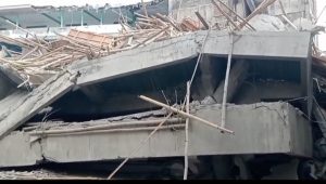 Salah Satu Bangunan Ponpes Al Khoziny Sidoarjo Ambruk Puluhan Santri Dilarikan ke Rumah Sakit