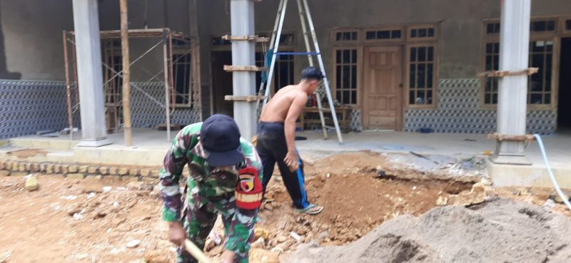 TNI Manunggal dengan Rakyat, Babinsa Akkor Bantu Warga Binaan